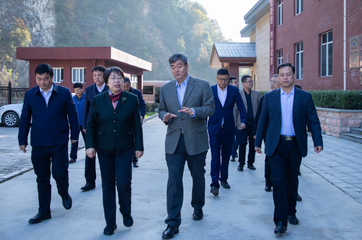 商洛市委書記陳俊到三八婦樂特醫(yī)食品生產(chǎn)基地調研