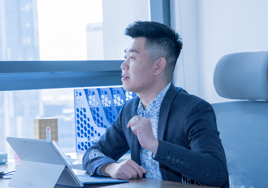 佟昱伯：三八婦樂的快樂王子