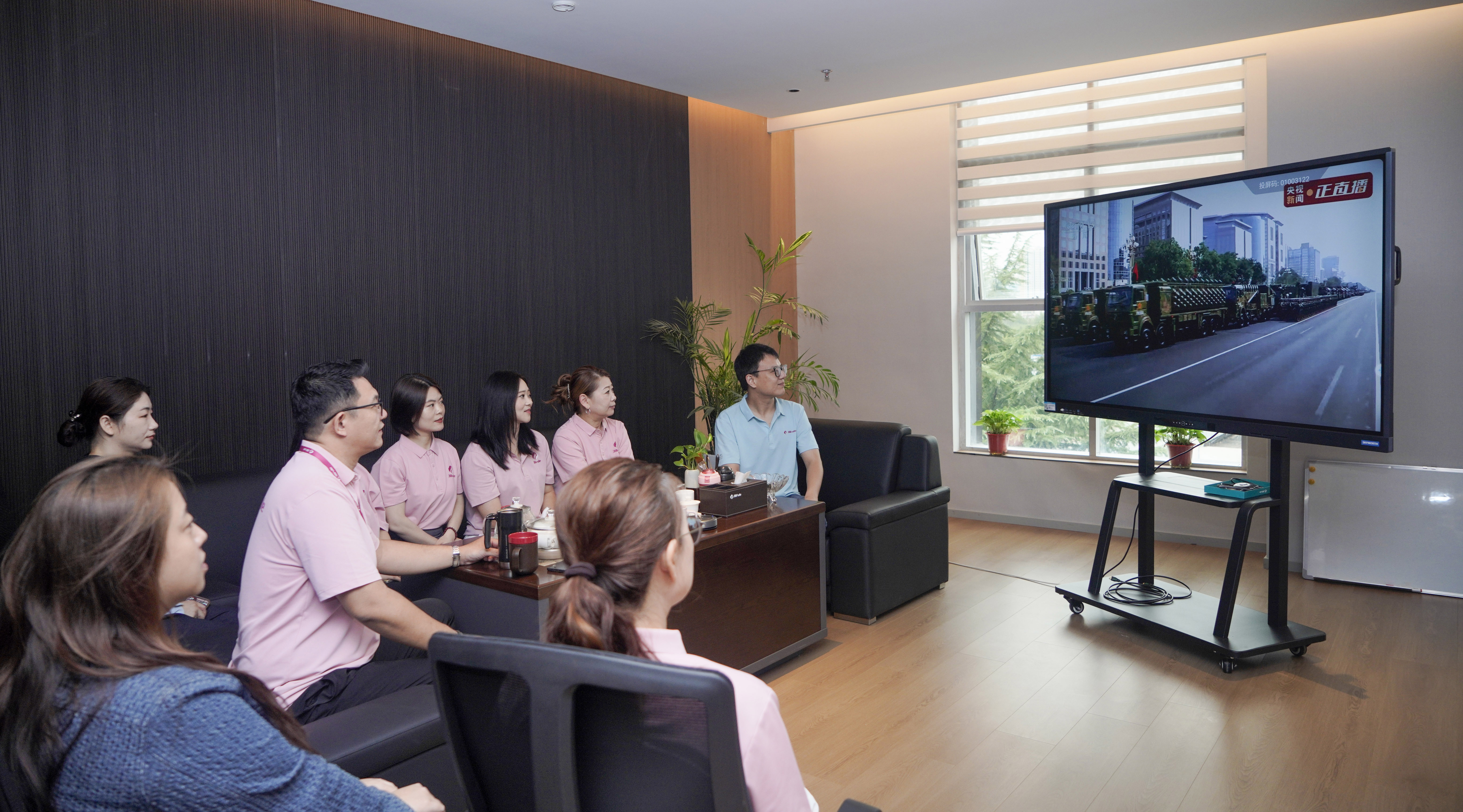 凝聚奮進力量！三八婦樂組織員工和志愿者觀看九三大閱兵！